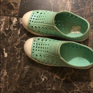 Native shoes iridescent green size 13